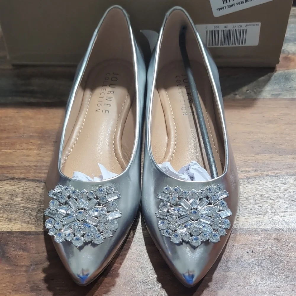 Journee Collection Women's Renzo Jeweled Flats